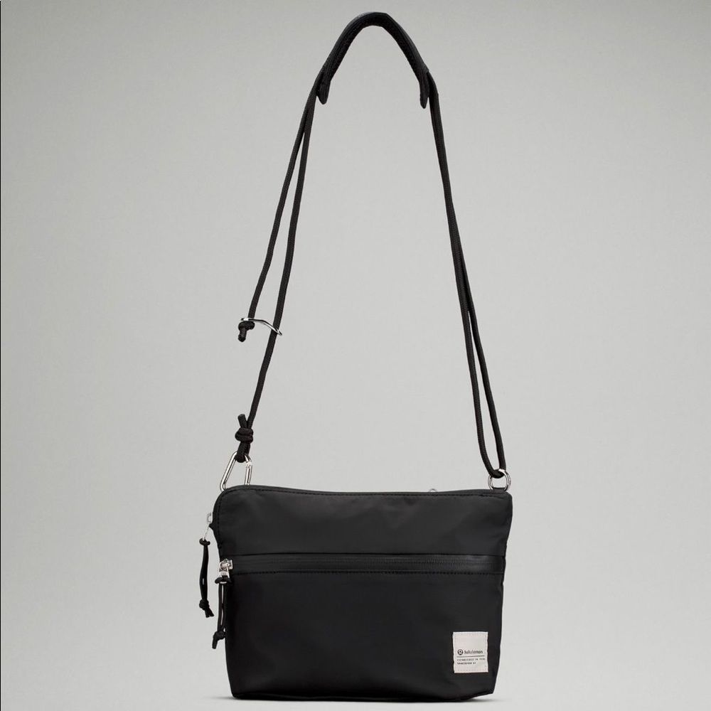 ⭐️HP⭐️NWT Lululemon Patch Logo Crossbody Bag